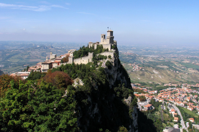 Castle hill city valley nature free wallpaper for desktop - medium preview image