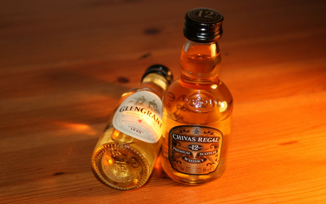 Whisky wine table light tiltshift free wallpaper for desktop - medium preview image