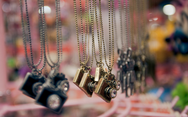 Camera display chains pink shelf free wallpaper for desktop - medium preview image