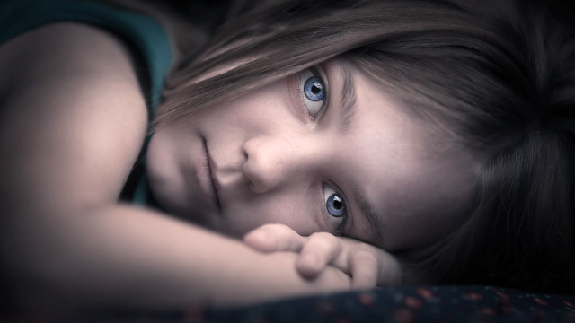 Young girl bed blue eyes free wallpaper for desktop - medium preview image