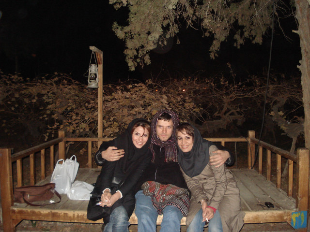 Man women bench night tree free wallpaper for desktop - medium preview image