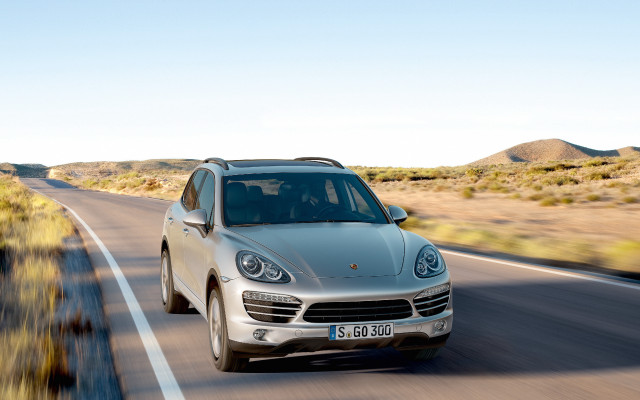 Silver porsche cayenne desert mountains free wallpaper for desktop - medium preview image