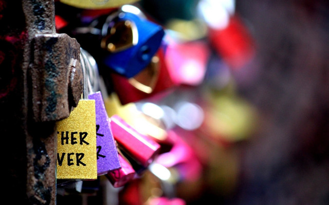 Locks wall her yellow tag free wallpaper for desktop - medium preview image