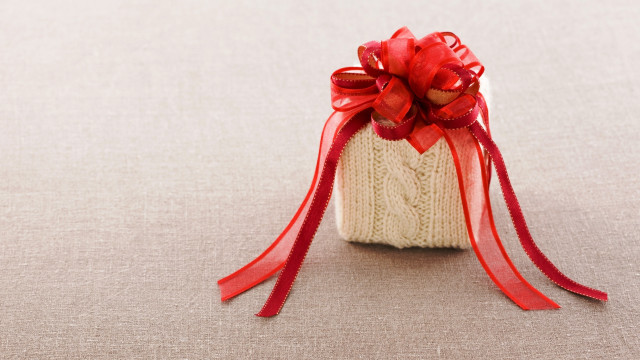White knitted bag red ribbon free wallpaper for desktop - medium preview image
