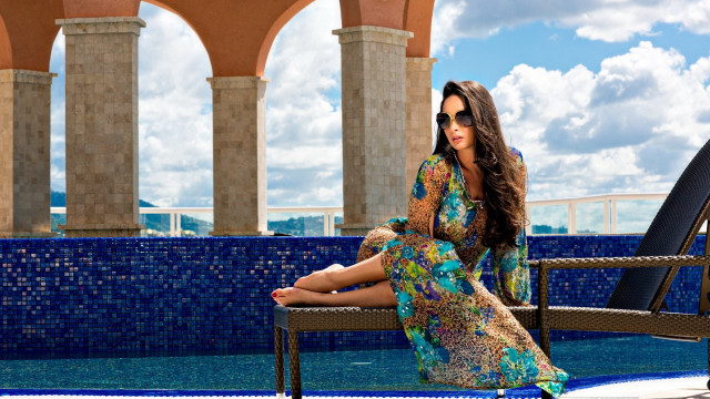 Aramenta vail fashion portrait beach free wallpaper for desktop - medium preview image