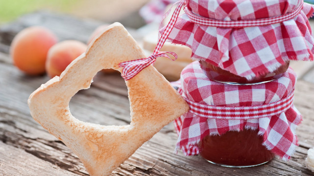 Jam cookie picnic checkered scarf free wallpaper for desktop - medium preview image