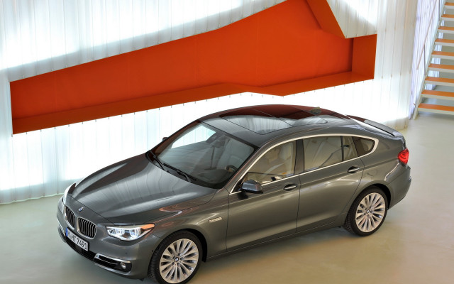 Silver car red wall staircase free wallpaper for desktop - medium preview image