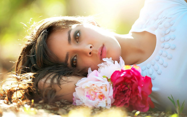Woman flower bouquet portrait green free wallpaper for desktop - medium preview image