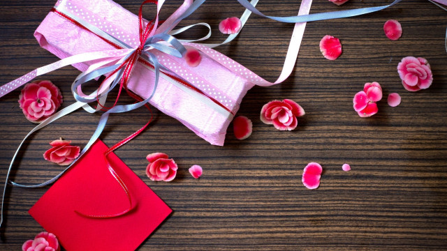 Pink gift box ribbon bow free wallpaper for desktop - medium preview image