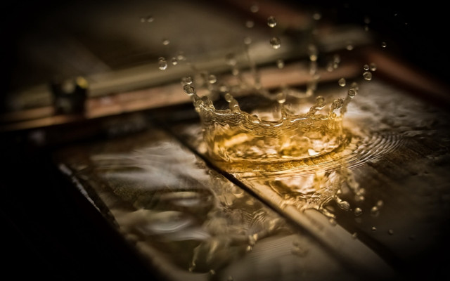 Glass crown water drops blurry free wallpaper for desktop - medium preview image