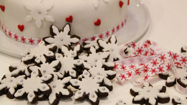 Cake cookies snowflake stilllife flower free wallpaper for desktop - medium preview image