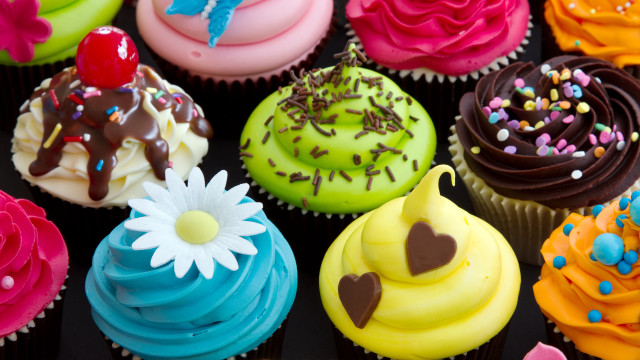 Colorful cupcakes frosting decorations heart free wallpaper for desktop - medium preview image