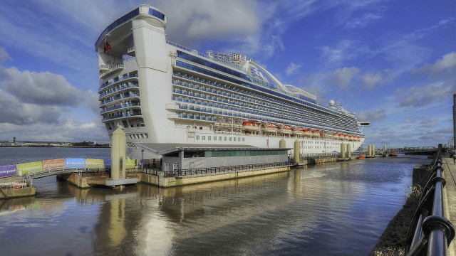Cruise ship dock water tilt free wallpaper for desktop - medium preview image