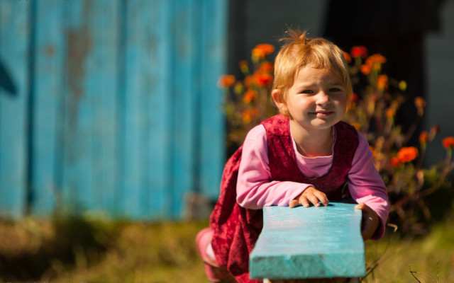 Little girl pink shirt blue free wallpaper for desktop - medium preview image