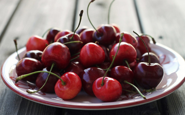 Cherry wooden table plate blurry free wallpaper for desktop - medium preview image