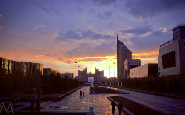 City fountain people sunset dusk free wallpaper for desktop - medium preview image
