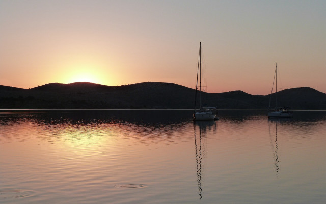 Boats lake sunset mountains tranquil free wallpaper for desktop - medium preview image