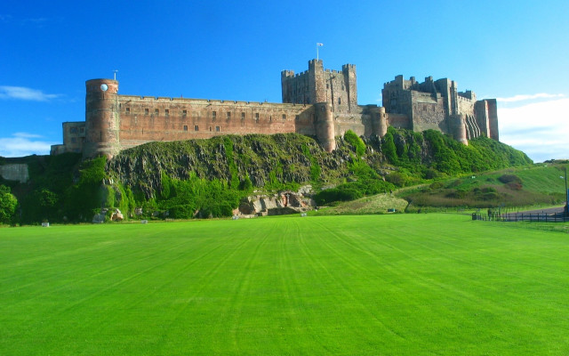 Castle green lawn blue sky free wallpaper for desktop - medium preview image