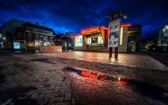 Red light middle street night free wallpaper for desktop - medium preview image