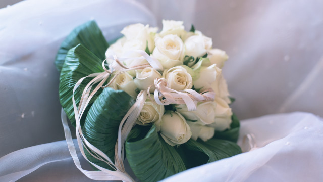 White flowers bouquet roses lily free wallpaper for desktop - medium preview image