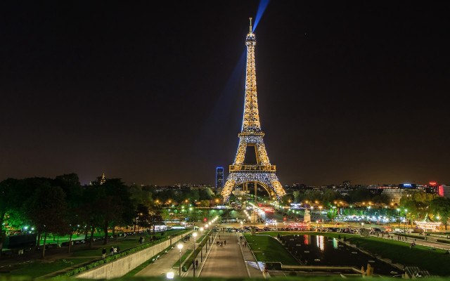 Eiffel tower night lights walkway free wallpaper for desktop - medium preview image
