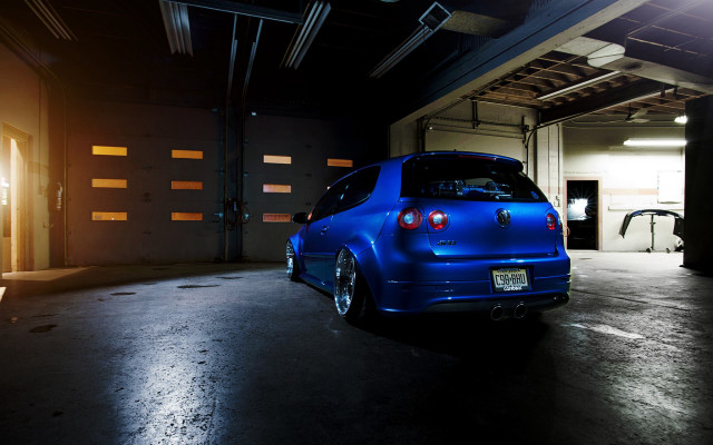 Blue car garage door light free wallpaper for desktop - medium preview image