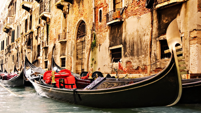 Gondolas water building architecture cityscape free wallpaper for desktop - medium preview image
