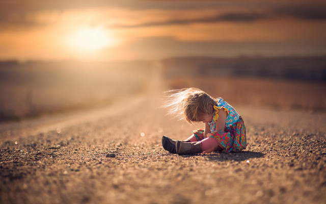 Girl colorful dress phone beach free wallpaper for desktop - medium preview image