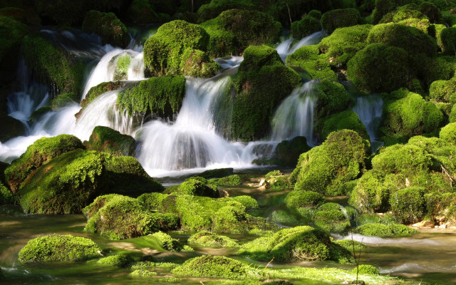 Waterfall moss rocks waterflow nature free wallpaper for desktop - medium preview image