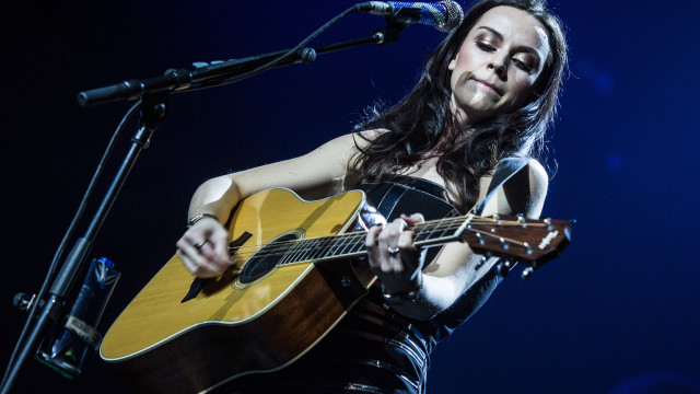 Woman guitar stage microphone bluehair free wallpaper for desktop - medium preview image