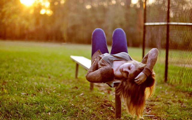 Park bench relaxing portrait blurry free wallpaper for desktop - medium preview image