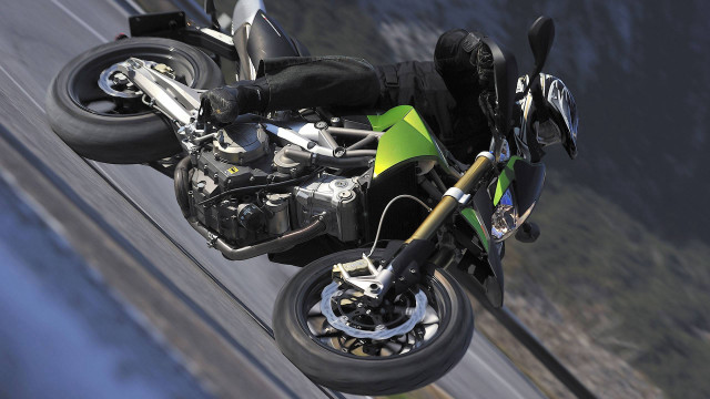 Motorcycle rider helmet motion blur free wallpaper for desktop - medium preview image