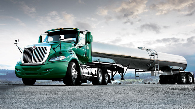 Green semi truck tanker detailed free wallpaper for desktop - medium preview image