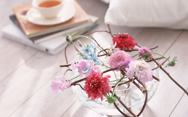 Blurry flower vase tea book free wallpaper for desktop - medium preview image
