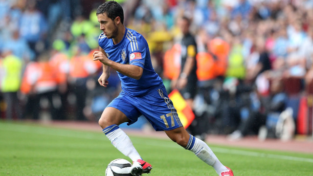 Soccer player running fans stadium free wallpaper for desktop - medium preview image