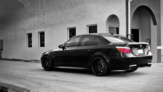 Black car building arched windows free wallpaper for desktop - medium preview image