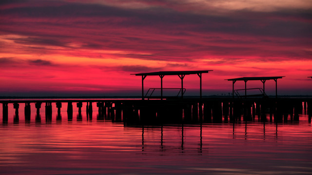 Dusk bridge umbrella cityscape mountain free wallpaper for desktop - medium preview image