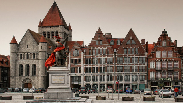 Statue woman red scarf cityscape free wallpaper for desktop - medium preview image