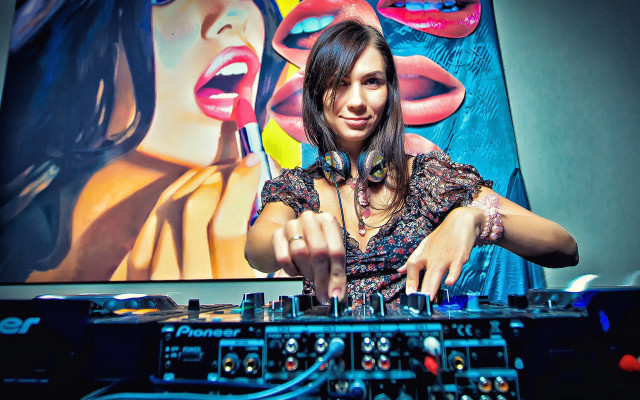 Woman dj set painting lips free wallpaper for desktop - medium preview image