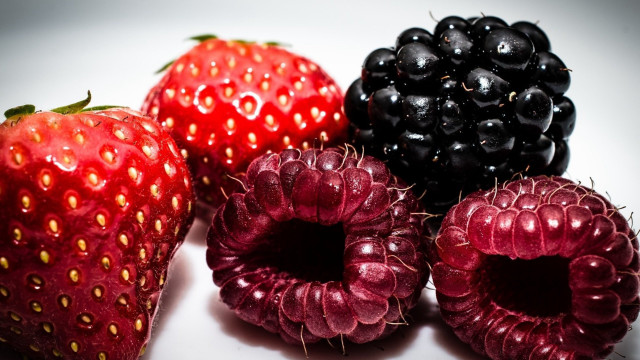 Berries blackberry plate strawberry cake free wallpaper for desktop - medium preview image