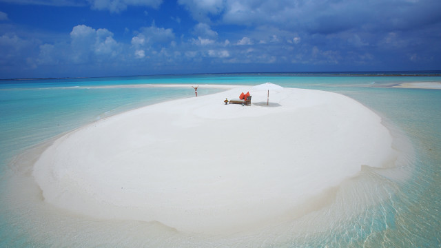 Beach ocean clouds sky people free wallpaper for desktop - medium preview image