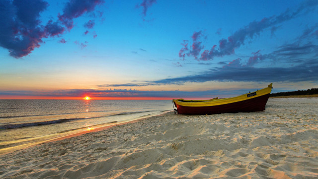 Boat sandy beach ocean sunset free wallpaper for desktop - medium preview image