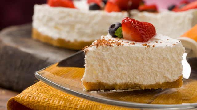 Cheesecake strawberries food photography blurry free wallpaper for desktop - medium preview image