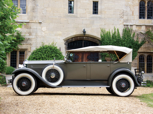 Old car large building door free wallpaper for desktop - medium preview image