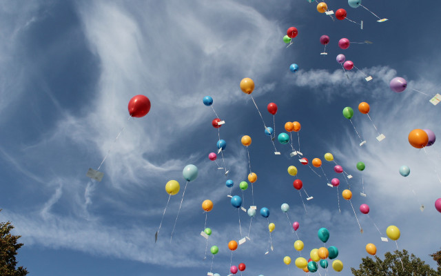 Balloons blue sky clouds christmas free wallpaper for desktop - medium preview image