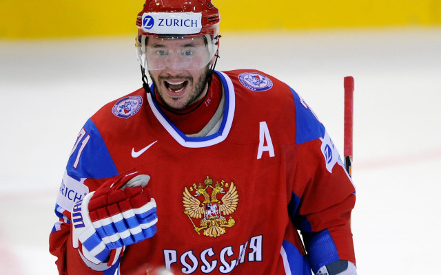 Hockey man red jersey smiling free wallpaper for desktop - medium preview image