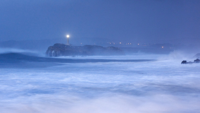 Lighthouse fog water night stormy free wallpaper for desktop - medium preview image