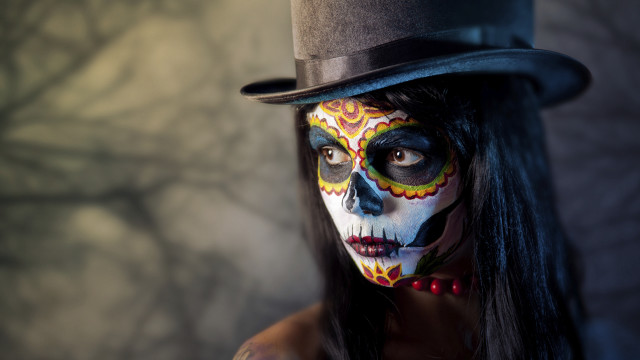 Gothic woman tophat facepaint portrait free wallpaper for desktop - medium preview image