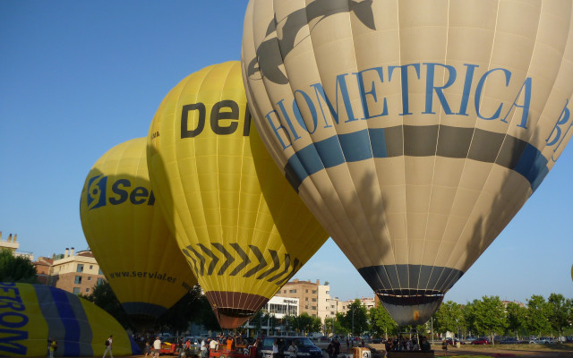 Hot air balloons city street free wallpaper for desktop - medium preview image