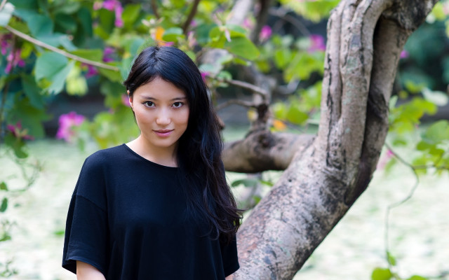 Woman tree frisbee portrait blurry free wallpaper for desktop - medium preview image